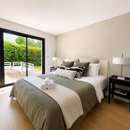 Vila Azura - Pool - Contemporary - Parking *