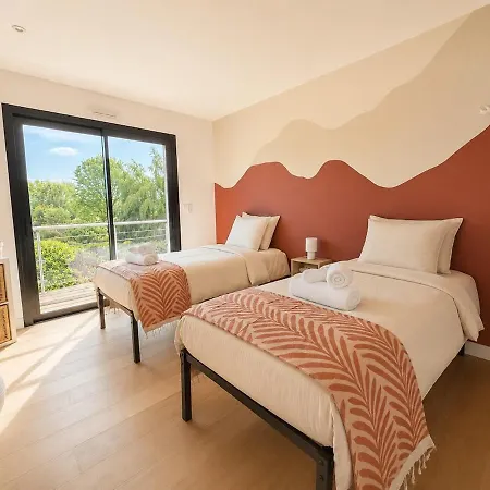 Azura - Pool - Contemporary - Parking Vila *