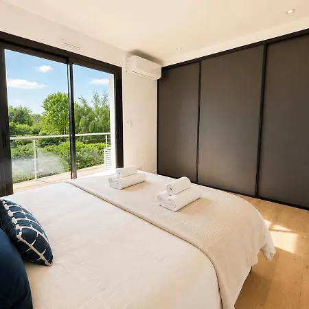Villa Azura - Pool - Contemporary - Parking