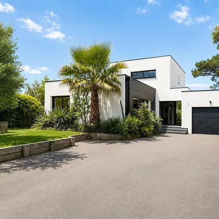 Villa Azura - Pool - Contemporary - Parking