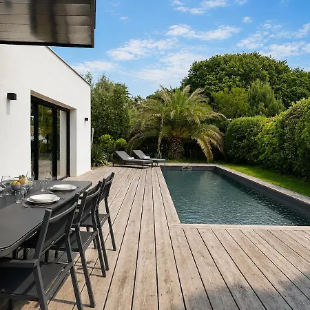 Azura - Pool - Contemporary - Parking Vila