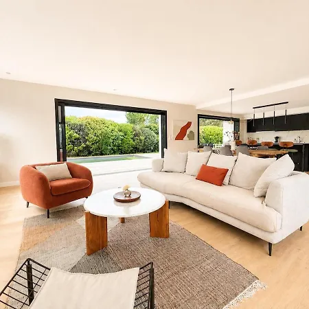 Azura - Pool - Contemporary - Parking Vila *