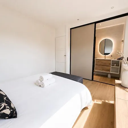 Vila Azura - Pool - Contemporary - Parking *